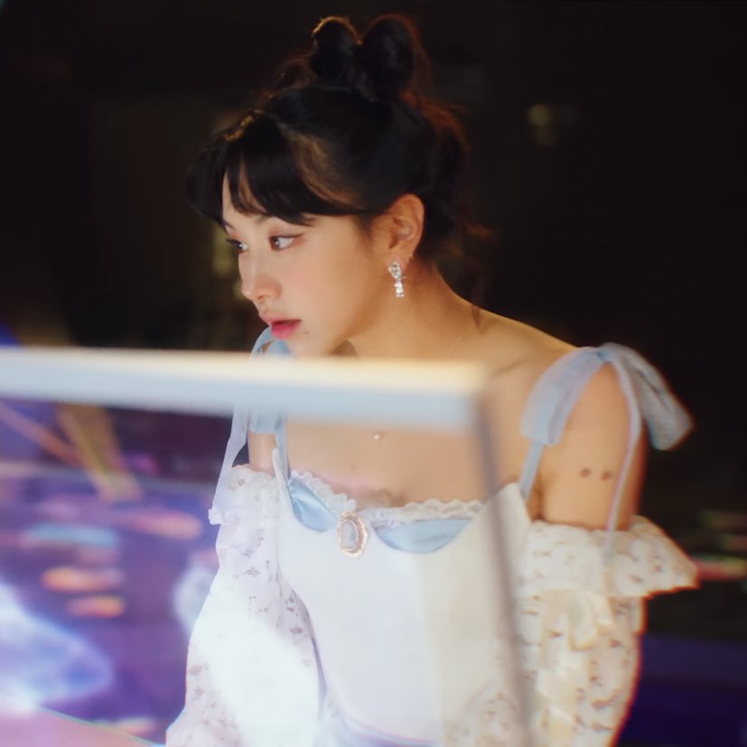 chaeypics's tweet photo. space buns chaeyoung https://t.co/a3ftb0fcx9