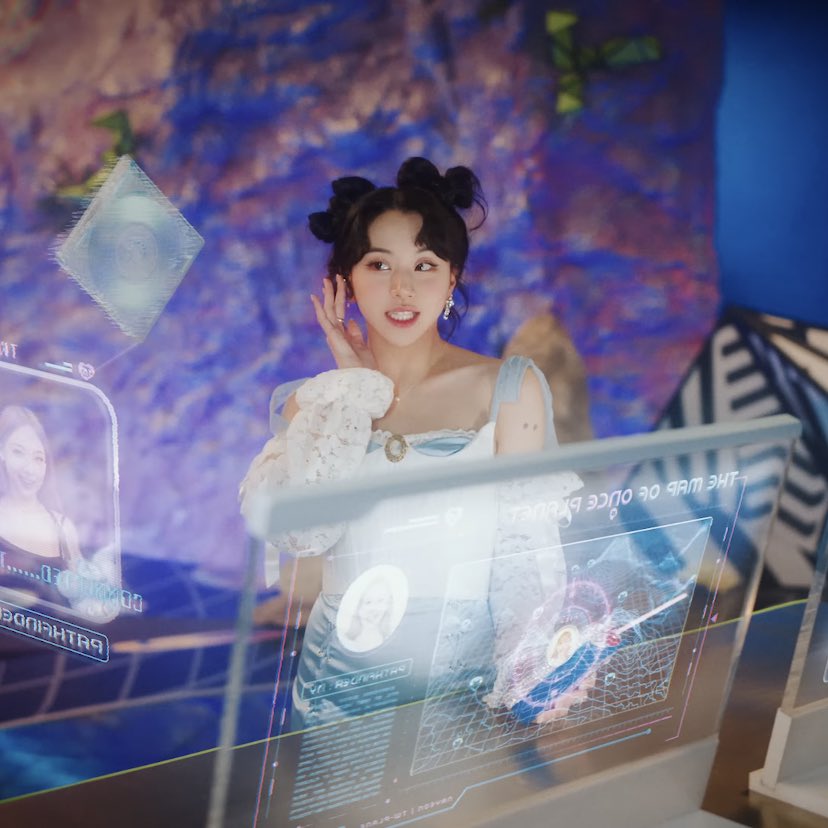 chaeypics's tweet photo. space buns chaeyoung https://t.co/a3ftb0fcx9