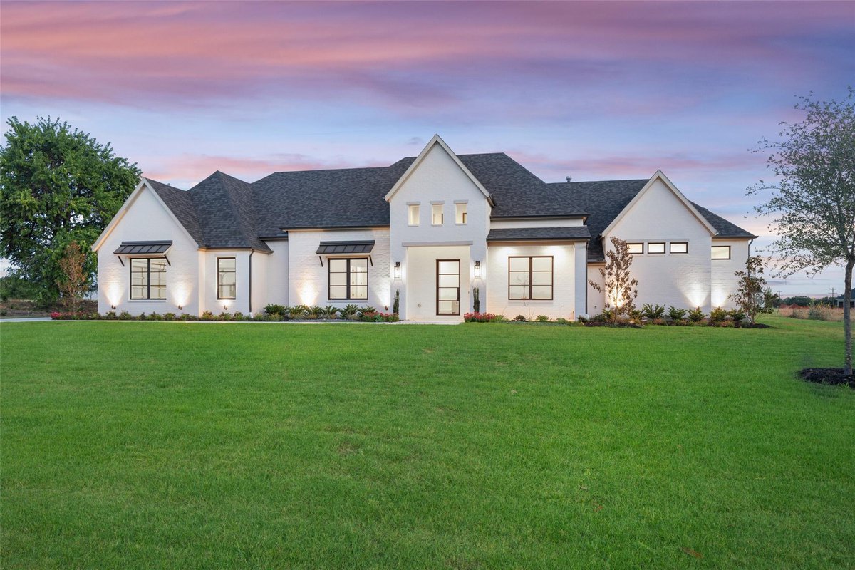 realjennaryan's tweet photo. Look at this New Build 1 story on 1 acre in Weston Texas (between Celina and Allen, north of Prosper... Sleek lines and museum vibe $1.225 M #CollinCountyHomes  #HomesonAcreage #RanchHomes #FirstPlaceRealestate https://t.co/NJFrF5h7EH https://t.co/3VK0NAnKXG