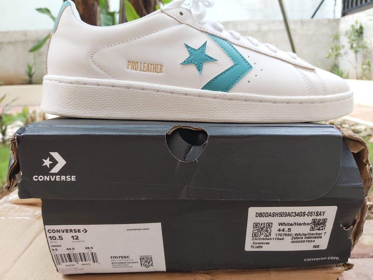 numbchaa's tweet photo. @hrdbacot Converse Pro Leather warna biru
Size EU 44.5 / US 10.5
(+) Original, beli di Converse Official di Z*lora. Kondisi baru, msh bersih, msh ada vid unboxing, &amp; belum pernah dipakai sama sekali. 
(-) kardus agak sobek.
Loc JakTim. Nego start 600k. Free ongkir Jabodetabek. Silakan DM https://t.co/jlA7JHgzgY