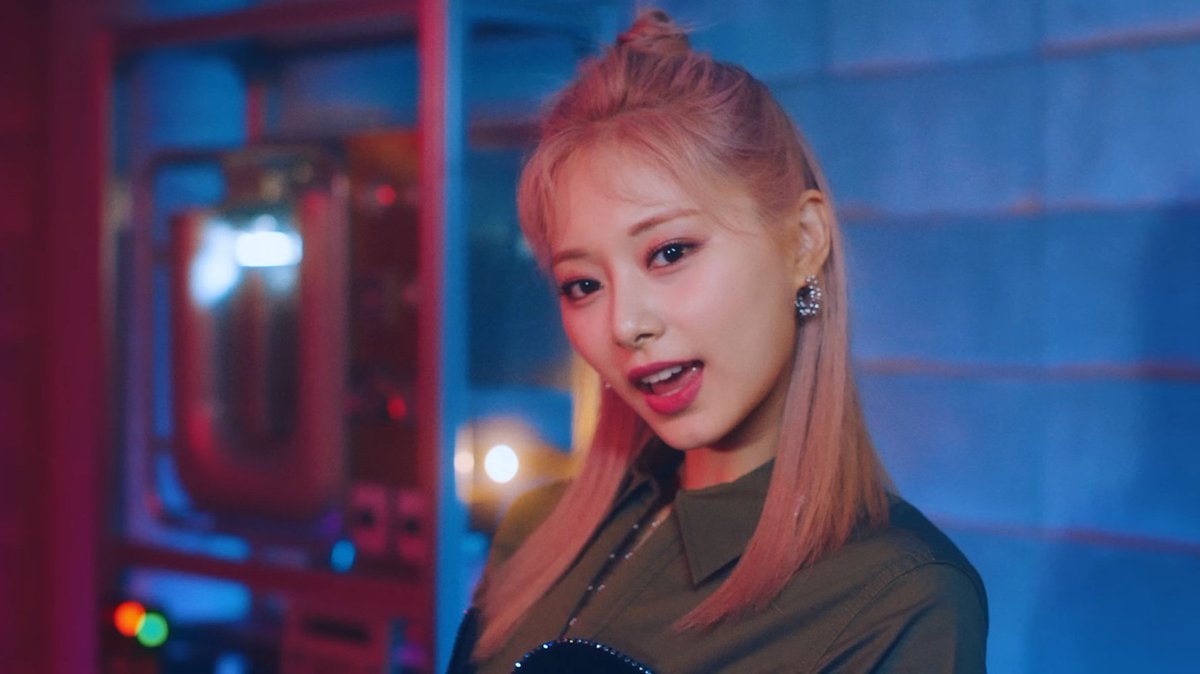 LOOK AT TZUYU GO