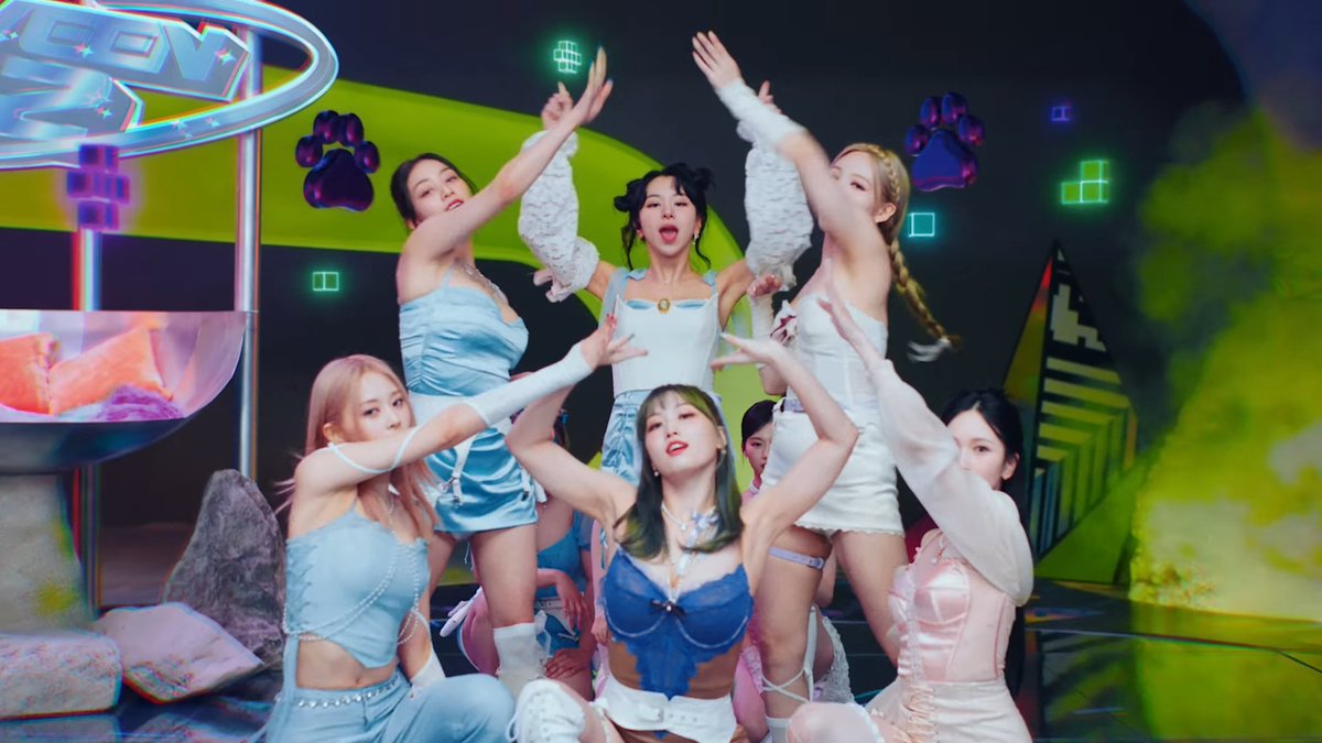 godmitzu's tweet photo. TWICE IS HERE @JYPETWICE https://t.co/r46IJix54x