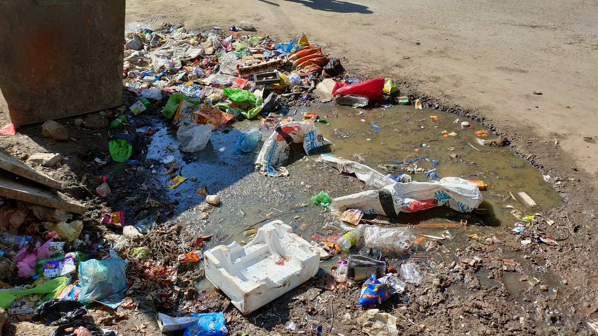 SheikhSaaid's tweet photo. I wish to bring to the notice of the concerned authorities the garbage mismanagement on the Dessa road just behind SSP office Doda.People throw garbage in polythene bags,nearby shopkeepers also throw waste from their shops. @vishesh_jk @DistrictDoda @diprjk https://t.co/Spc5fWIWAU