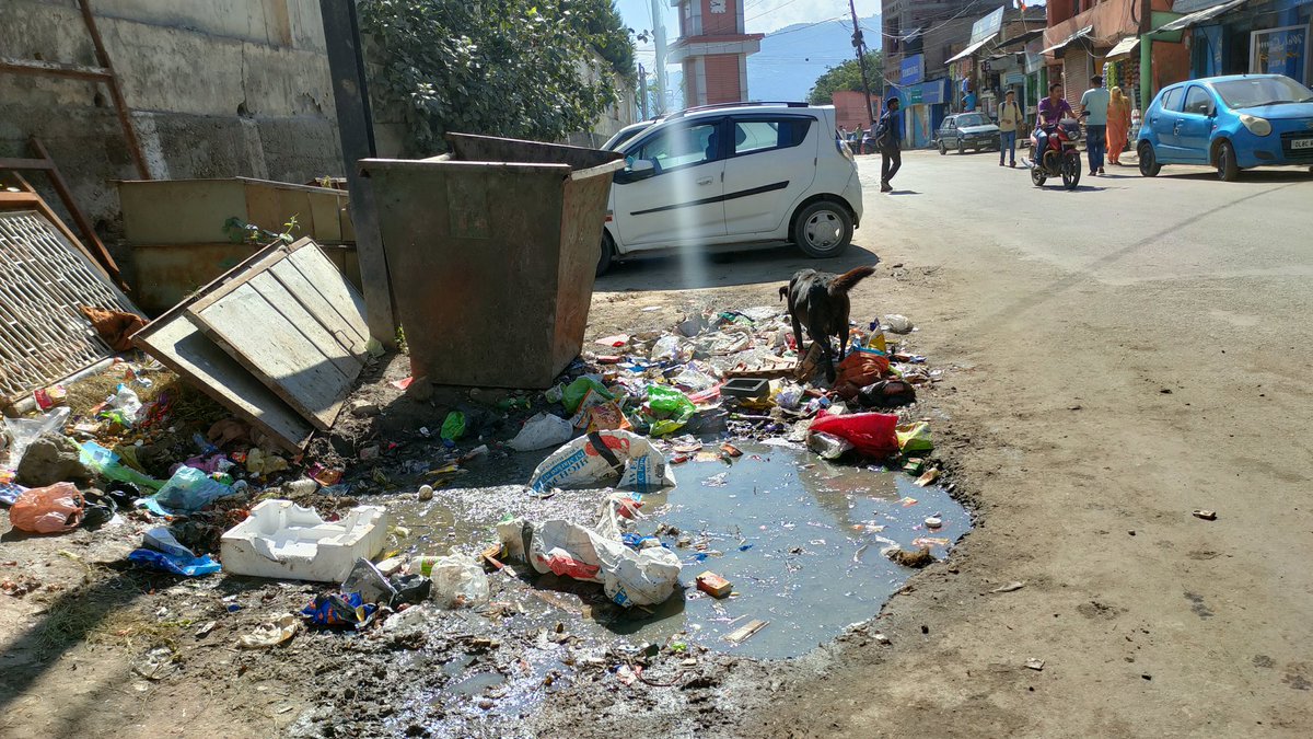 SheikhSaaid's tweet photo. I wish to bring to the notice of the concerned authorities the garbage mismanagement on the Dessa road just behind SSP office Doda.People throw garbage in polythene bags,nearby shopkeepers also throw waste from their shops. @vishesh_jk @DistrictDoda @diprjk https://t.co/Spc5fWIWAU