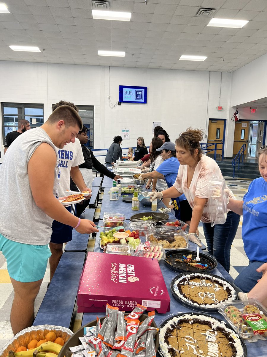 cmlerma01's tweet photo. Feeding these Guys before their first Game Day tomorrow #FeedTheBuffs #DefendTheBrand #WinTheDay #PeanutButterBowl #SeniorGameDay @ClemensBuffsFB @SamuelClemensHS  @scbuffalostrong https://t.co/c962l9Fmjn