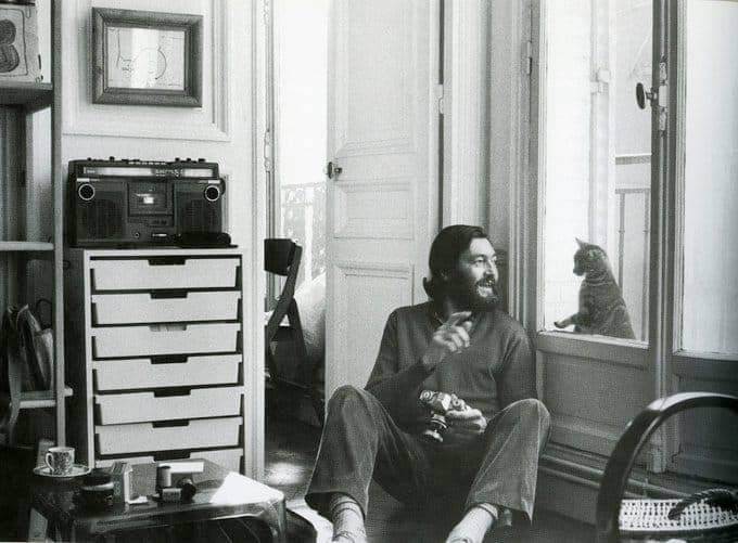 edisonburbanoOK's tweet photo. "Querer a las personas como se quiere a un gato, con su carácter y su independencia, sin intentar domarlo, sin intentar cambiarlo, dejarlo que se acerque cuando quiera, siendo feliz con su felicidad”. Julio Cortázar 
(108 años natalicio) https://t.co/Q6g3fwyoEL