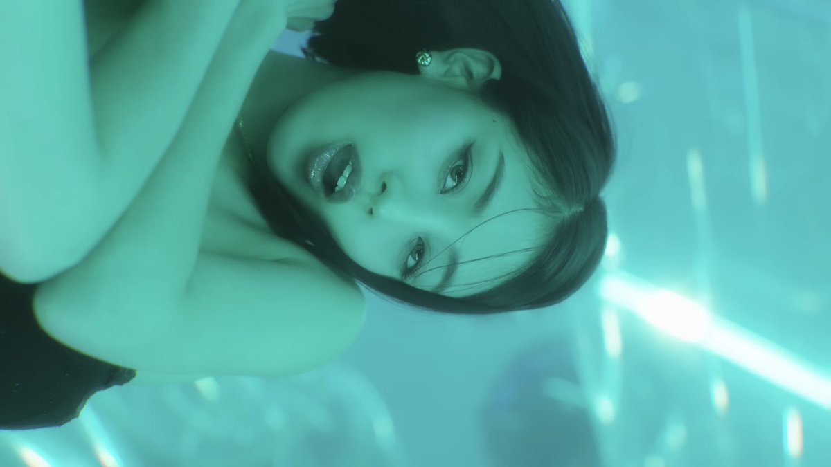 calling 911 'cause park jihyo is on fire