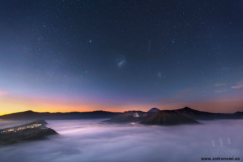 maximaxoo's tweet photo. #Space: #MagellanicClouds just before sunrise on Mount Bromo #GoodMorning!
https://t.co/Tl2QTIgGCQ via @SpaceDotCom https://t.co/eUOH9Uest6