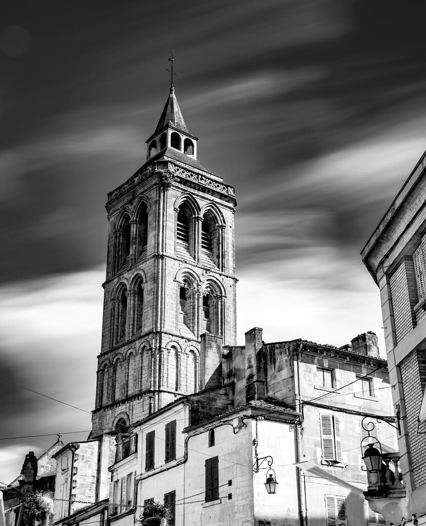 aarnauuud's tweet photo. On poursuit la balade dans Cognac avec le trépied et l'appareil pour une pose longue de l'église Saint Léger (4 minutes de pose longue ici).⁠
.⁠
.⁠
.⁠
#photographecognac #cognacphoto #cognacmaville #destinationcognac @grandcognac @destinationcogn… https://t.co/msJLafUSjv https://t.co/0fry7zL9zb
