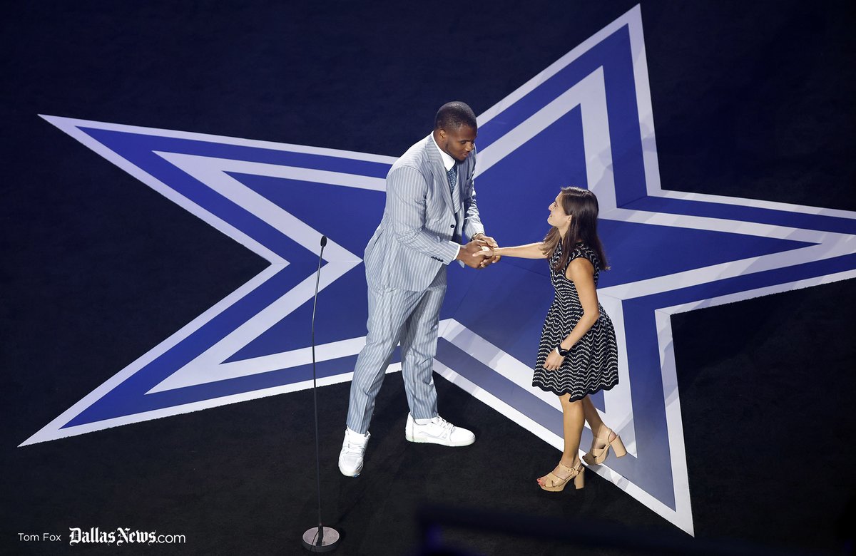 TomFoxPhoto's tweet photo. Congratulations to former @dallasnews and current USA Today Cowboys beat writer @JoriEpstein for the The Write Way: Player’s Choice Award given her by Cowboys linebacker Micah Parsons at tonights Cowboys Season Kickoff event at The Star in Frisco. https://t.co/s6PVXZZw1R