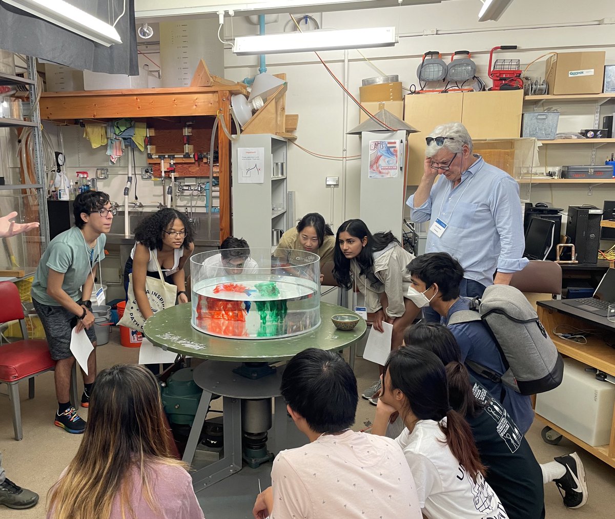 oseanography's tweet image. Discover @eapsMIT (DEAPS) program 2022 off to great start with newly arrived @MIT class of 2026 students observing weather phenomena in a rotating fluid tank, followed by a visit to @MIT_WallaceObs  to explore astronomy. More this weekend with a meteorology &amp;amp; geology trip in NH!