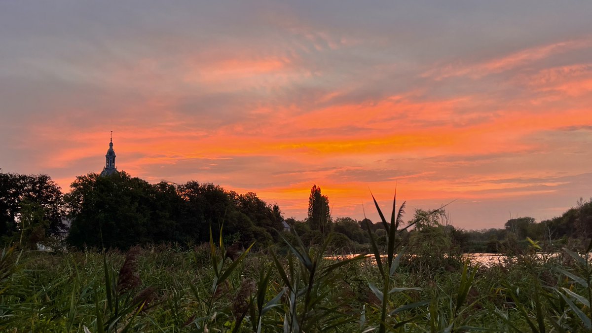 6:40 toch geen regen maar mooie wolkenhemel #vrtweer #abdijvanpark #heverlee Johan Morren