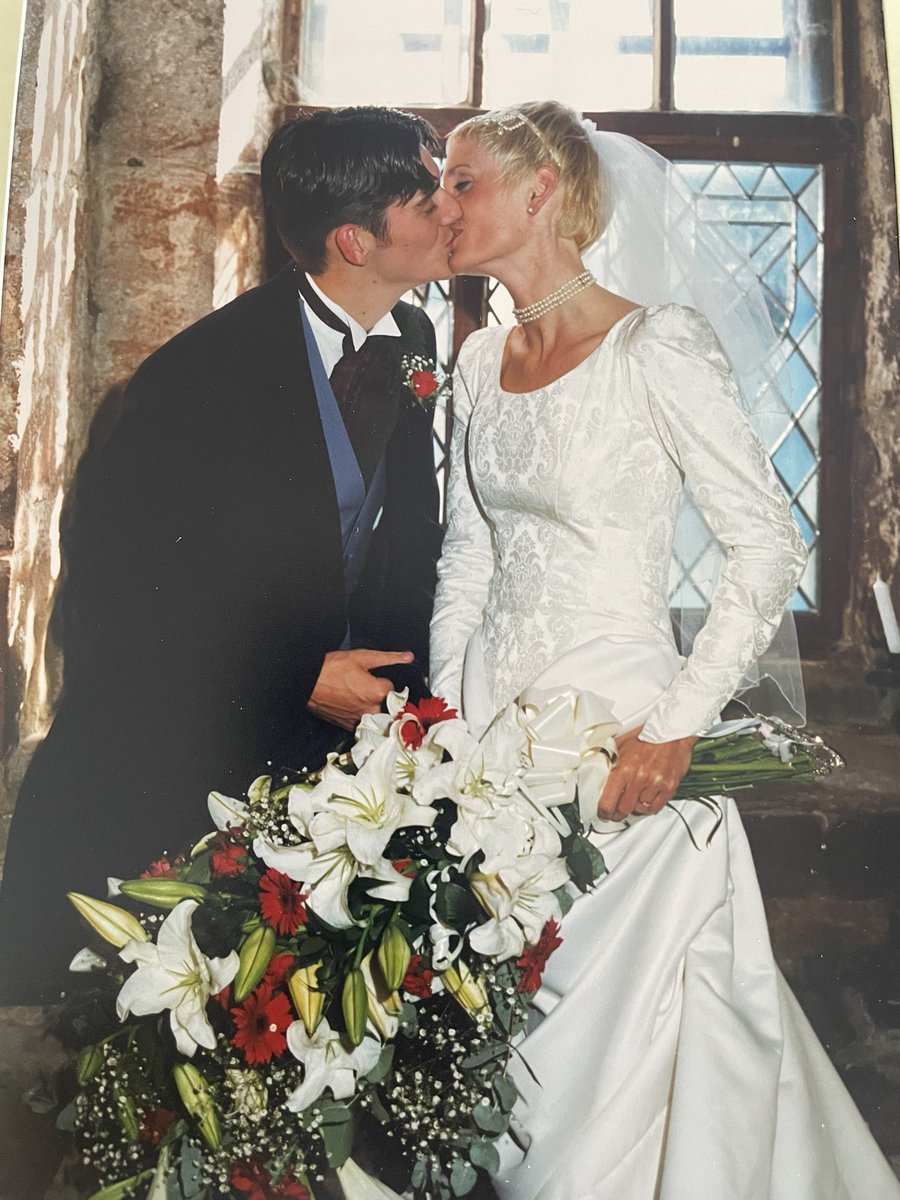esthersmith212's tweet photo. Happy 25th wedding anniversary @deansmith212 💙🍾#anneveracrossword🙃🤣😘 https://t.co/1QRcGxLBcg