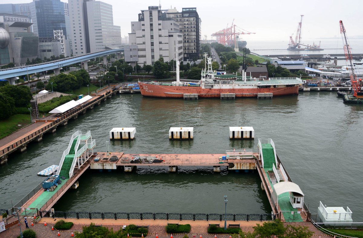 8月26日は #レインボーブリッジ開通記念日 🎉

工事中の写真には上半身裸で🎣を楽しむ人も👍

橋げたまで高さ52m🌉
完成後、大型クルーズ客船🛳️が増え、レインボーブリッジをくぐれない船が登場

東京国際クルーズターミナルが作られ、その影響で初代南極観測船 #宗谷 は係留岸壁を変更しました😲