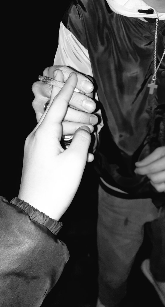 elfumatucaa's tweet image. Salud rey