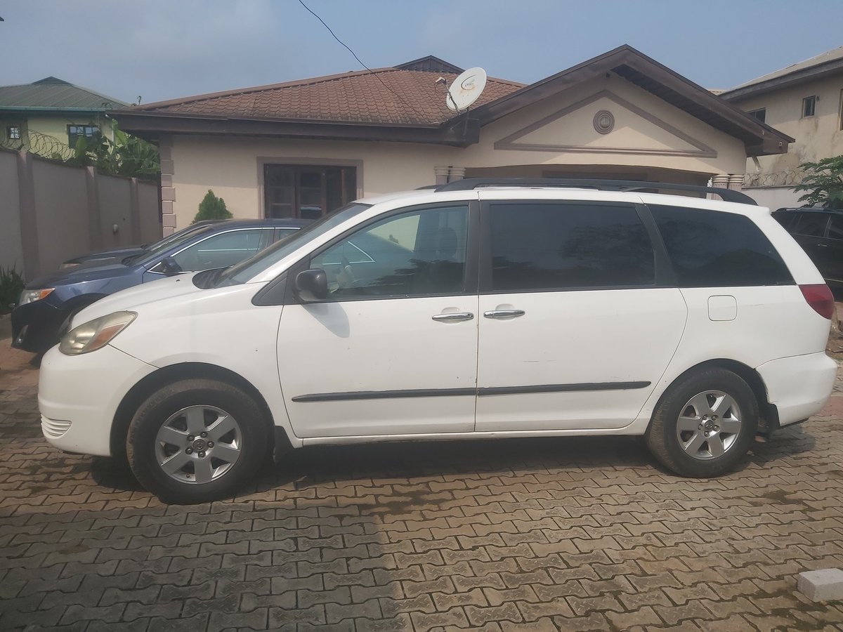 Aitwole's tweet photo. 2004 Toyota Sienna 4sale @Lagos.Chat me now. https://t.co/WwHmfV8LUS