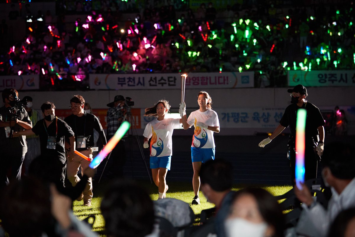 yicouncil's tweet image. 8월 25일(목)
제68회 경기도 체육대회 개회식
용인 미르스타디움에서 1390만 경기도민 
화합의 축제가 열렸습니다😄

각 시군에서 출전한 선수들에게
폐막일까지 최선을 다할 수 있도록 
응원합니다🎉

#경기도체육대회 #개회식
 #용인특례시의회
#더크게듣는의회
#더깊게보는의회
#더가까이가는의회