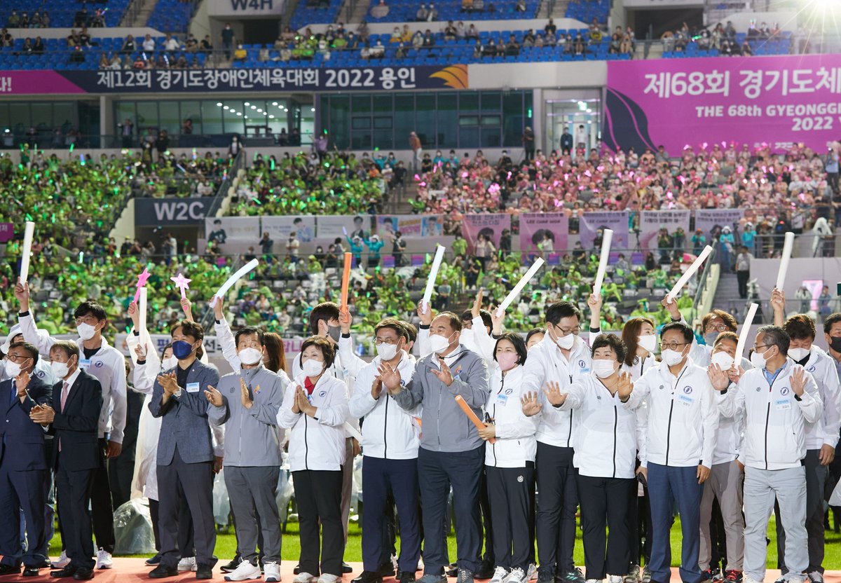 yicouncil's tweet image. 8월 25일(목)
제68회 경기도 체육대회 개회식
용인 미르스타디움에서 1390만 경기도민 
화합의 축제가 열렸습니다😄

각 시군에서 출전한 선수들에게
폐막일까지 최선을 다할 수 있도록 
응원합니다🎉

#경기도체육대회 #개회식
 #용인특례시의회
#더크게듣는의회
#더깊게보는의회
#더가까이가는의회