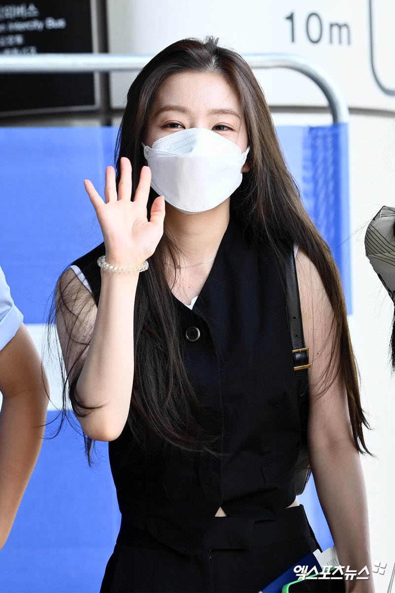 baeirrene's tweet photo. Who says pulling off a nifty look should be the contrary to being comfortable? I didn’t bother mulling over my wardrobe because I’m always stand out either way. Off to Japan, we go! 🤍 https://t.co/ymKojEFGIW