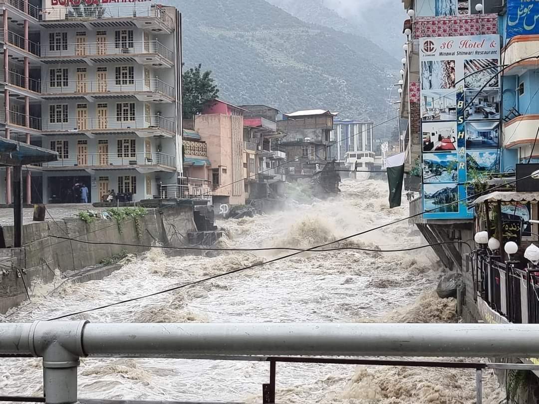 IFRCAsiaPacific's tweet photo. Raging floods in #Pakistan have ravaged hundreds of thousands of homes, destroying lives and livelihoods.

Red Crescent teams are providing first aid, clean drinking water, cash assistance, medical assistance and more to thousands of affected people.

More help is needed. https://t.co/9tlNzqWh6b