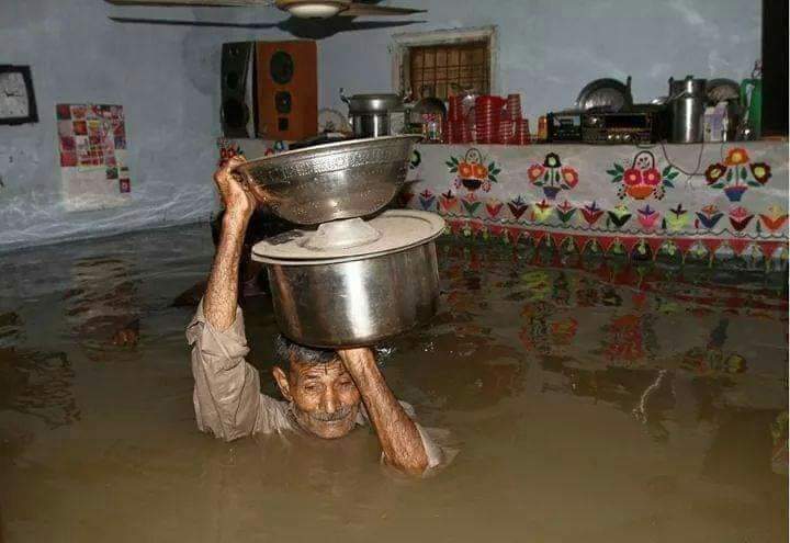 IFRCAsiaPacific's tweet photo. Raging floods in #Pakistan have ravaged hundreds of thousands of homes, destroying lives and livelihoods.

Red Crescent teams are providing first aid, clean drinking water, cash assistance, medical assistance and more to thousands of affected people.

More help is needed. https://t.co/9tlNzqWh6b