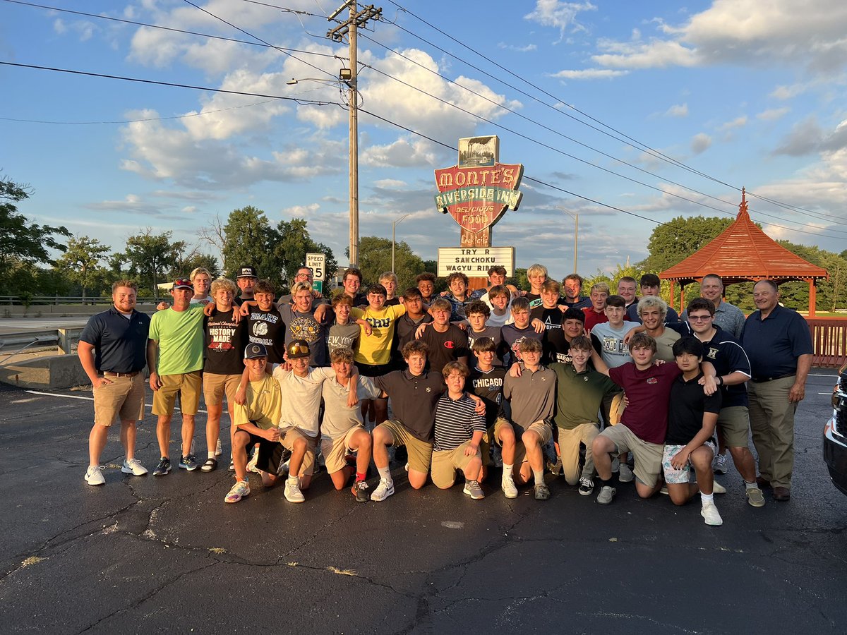 Crufootball1's tweet photo. Thank you, Chad and Jessica Lucas, for your support of our boys.  We had a great meal and a wonderful evening. https://t.co/bvKzeHi7v0