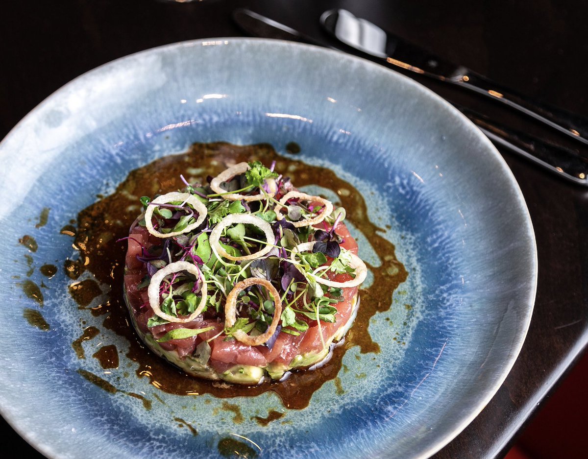Yellowfin Tuna Tartare | Taritsumo tuna, avocado, sesame, soy + horseradish, crispy shallots – yukon gold potato chips.​

#ElisaSteak