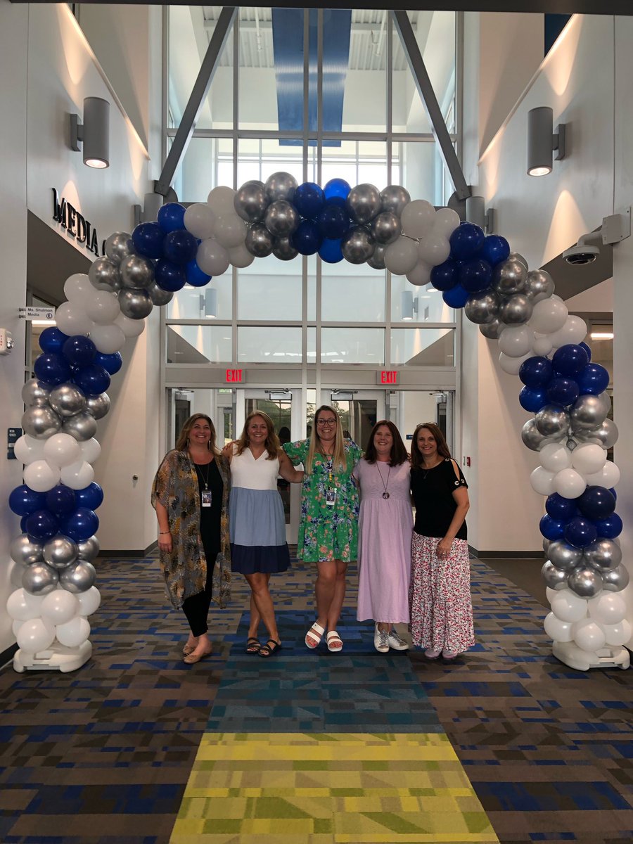 Shulmanshines's tweet photo. I get to work with some pretty amazing people everyday. #lifeattheridge #TogetherWeShine @HickoryRidgeES @CabCoSchools https://t.co/MYtLCbQrkI