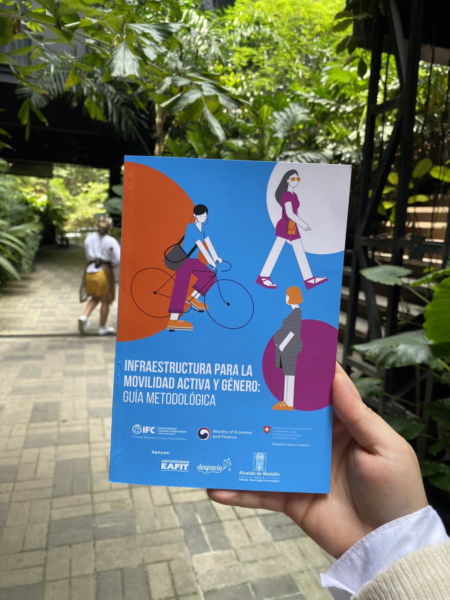 SaraHoffman_'s tweet photo. Hoy con @despacio_org entregamos esta hermosa guía a la ciudad de Medellín. Herramientas de diseño para la #movilidadactiva y el enfoque de #género. Ahora está disponible para que las ciudades sean espacios #equitativos, #seguros y #vitales para las mujeres, para todos 💜 https://t.co/Tszjyd2X4j