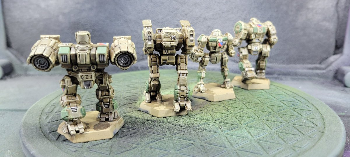 CornBreadiii's tweet photo. Progress.
71st SLDF Light Horse.
Gonna add some rocks and tufts to the bases, hit then with varnish and gloss the cockpits tomorrow.
#battletech
#EttinGames
#DefinitelyNotTheRegulanHussars https://t.co/gXAhEWRJeS
