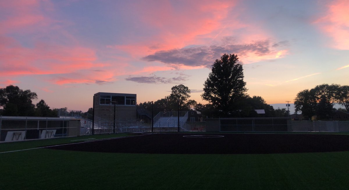 AshlandUSball's tweet photo. Cotton candy skies over the Arch 😍 https://t.co/N4B28HFtJK