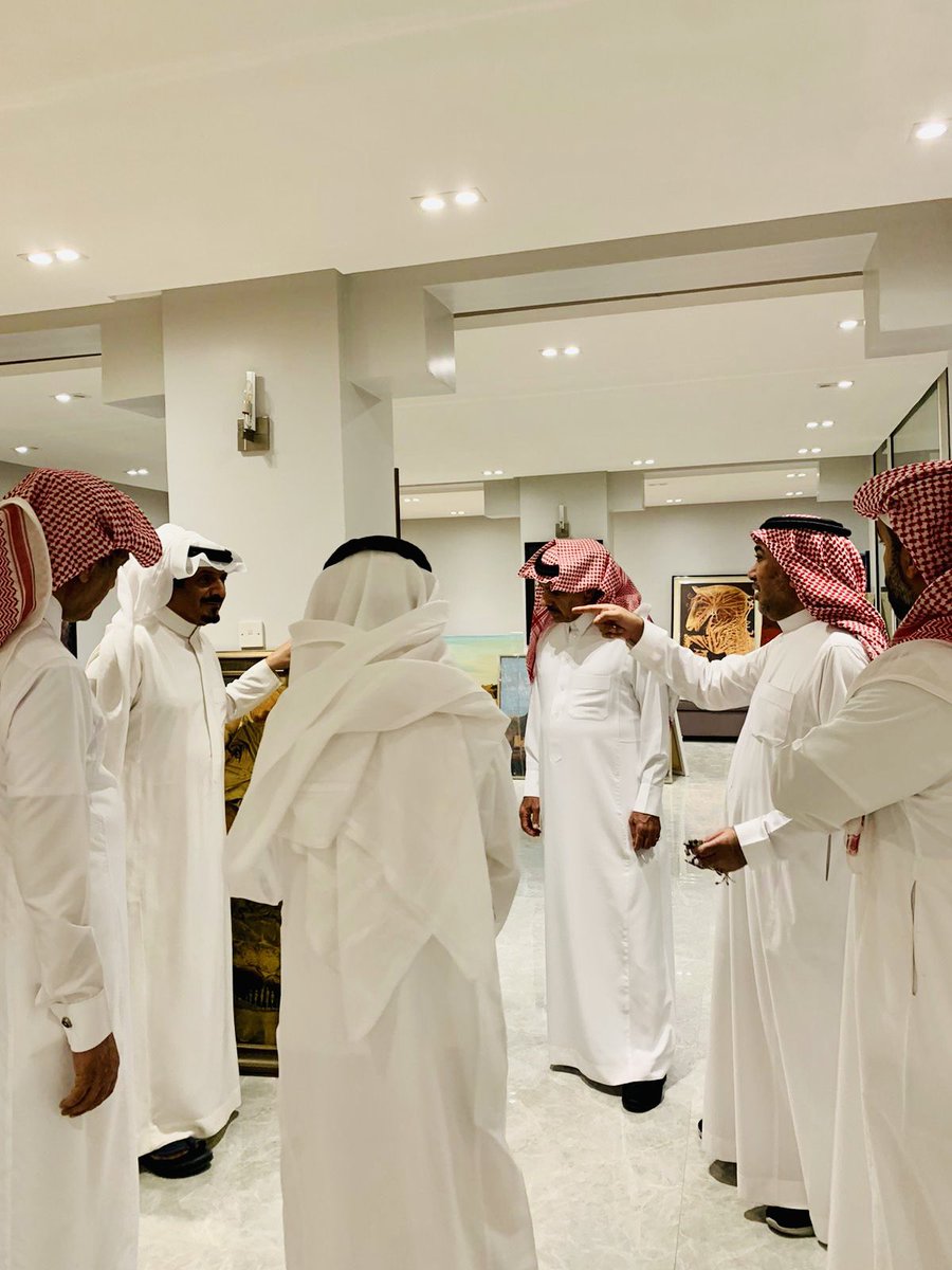 عالم الفنان المبدع الاستاذ #فهد_الربيق .. عالم مليء بالدهشة وبالعمق وبالتساؤلات الماتعة التي لاتنتهي ..
في ضيافته وفي اجوائه الابداعية .. عشت وثلة من الاحبة لحظات نادرة من البهجة والتأمل والتجلي .
شكرا للحفاوة ولكرم الضيافة ولجمال روحك ابو فيصل الرمز الغالي.