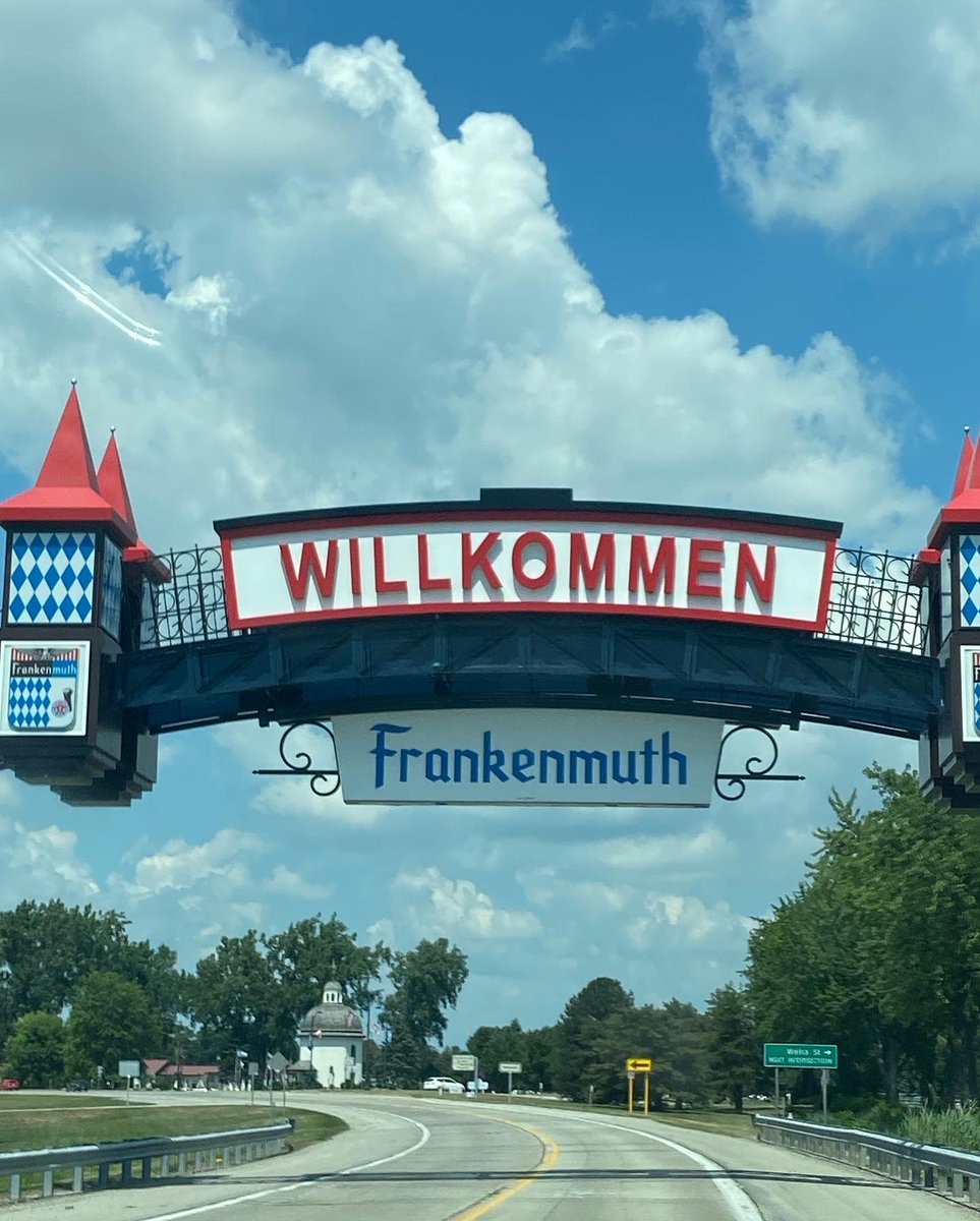 PresidentsVisit's tweet photo. Bronner’s in Frankenmuth, a little slice of Bavaria in Michigan 🎄🌵🌟❄️ #Bronners #Frankenmuth https://t.co/EdoOn9gIUc
