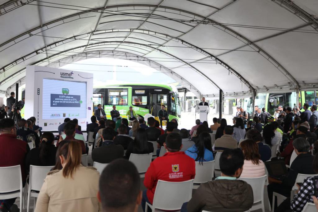 LucioRubio1's tweet photo. En el esquema de movilidad eléctrica en Bogotá, hemos invertido cerca de $850.000 millones de pesos, contribuyendo a hacer de Bogotá una ciudad más sostenible y a tener acciones concretas por la lucha contra el cambio climático. https://t.co/kYq2NaDcho