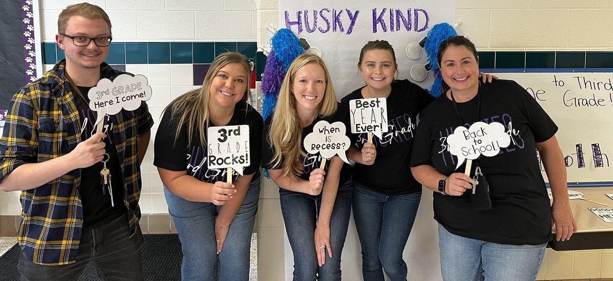MrsLeahAllan's tweet photo. Happy new school year from third grade @DominionTrailES ! 🐾 💜💙 https://t.co/BHaaJ9iQzA