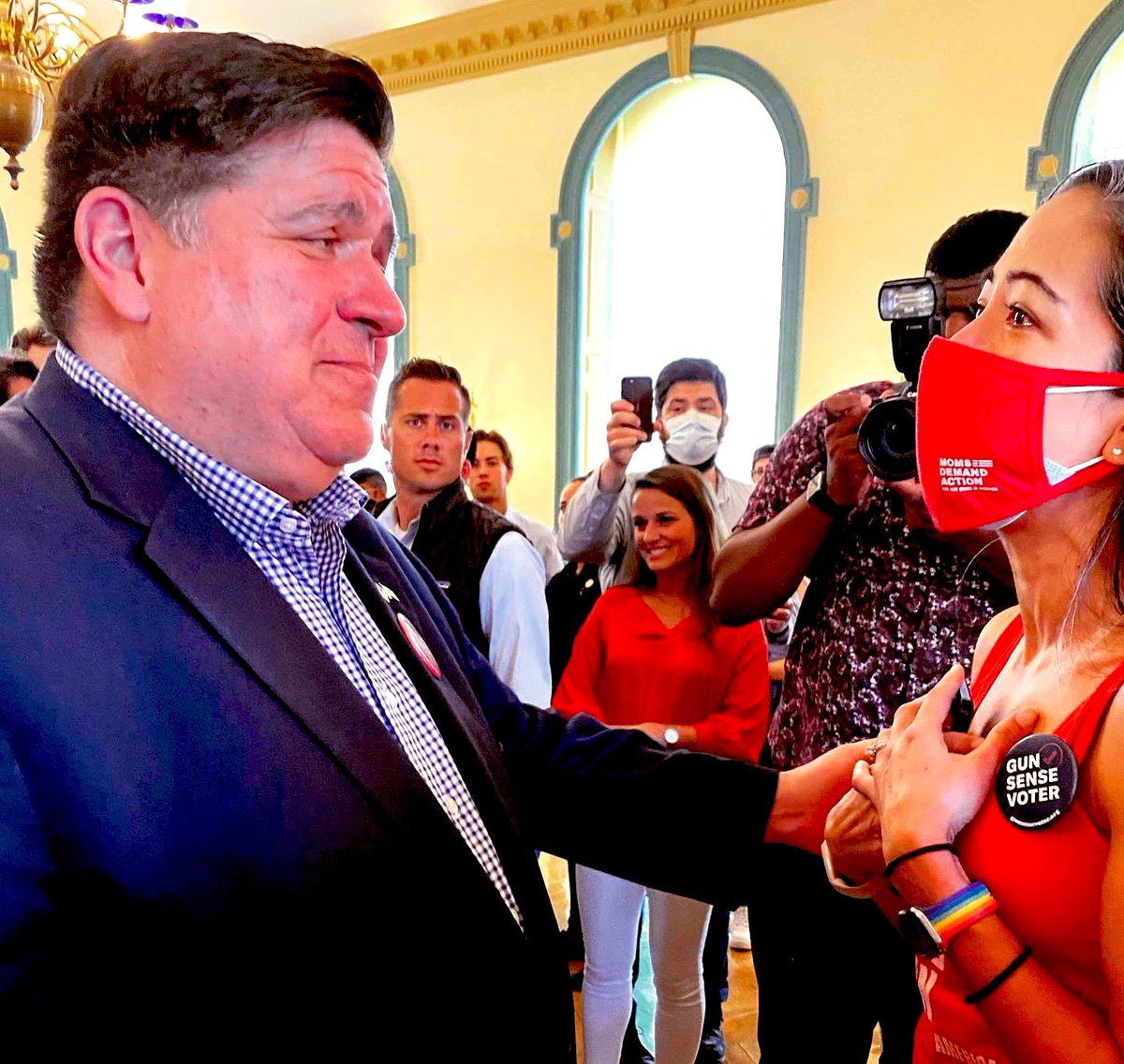 That moment you meet the Governor to thank him for being a #GunSenseCandidate and for his Covid response, which have both saved thousands of lives in Illinois!
Then @GovPritzker catches you off guard to thank YOU for being a Frontline Healthcare Worker @MomsDemand  #twill