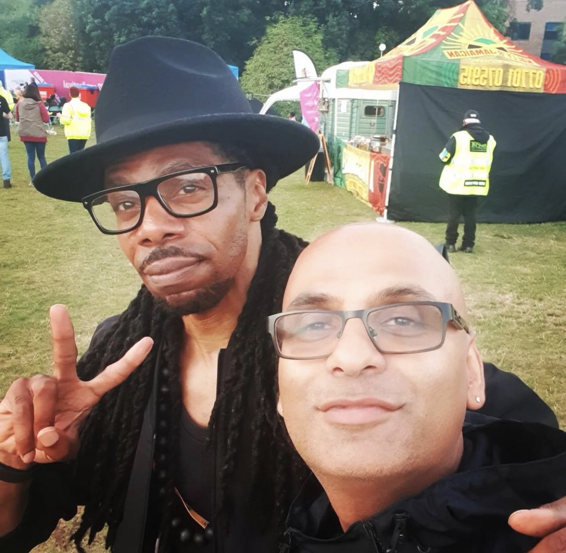 i_mantus's tweet photo. Bumped into @HardishVirk in Coventry’s Windmill Hill, Warwick Arts Centre at “To The Streets”.
#tothestreetsmusical #B2022Festival #birminghamhippodrome #chinaplatetheatre #musicalconcert https://t.co/gHhVs1TGMH