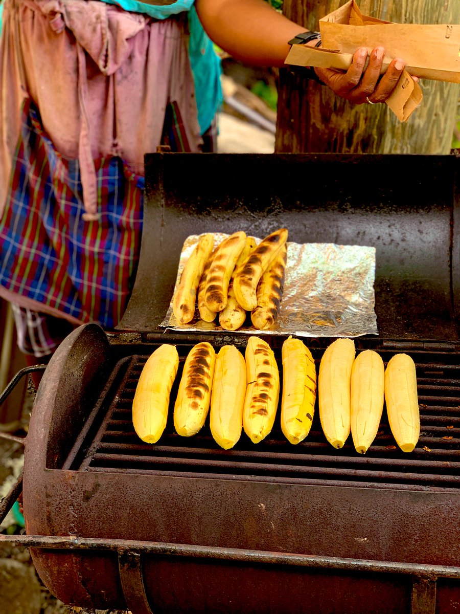 chefbrigetterj's tweet photo. DAY AROUND DOMINICA 🇩🇲 ❣️
A common sight around the island at the side of the road, one of their #streetfood is roast plantain and roast corn.
Simple goodness ❣️
#caribbeanfood #plantain #corn #askChefB #islandtour #caribbean #dominica #waitukubuli https://t.co/XiP5RyDm1F