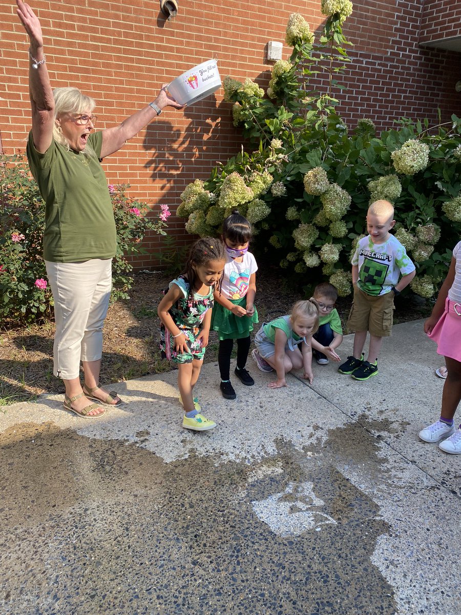 Thompson__Foxes's tweet photo. @SAS_PBL Thank you so much to Southeastern students for sharing Rainworks with CTE! We revealed some of their awesome work to students today! Their hope is to create a ripple effect of joy and positivity on rainy days…mission accomplished! #fcps1kidsdeserveit  @MaryPat11 https://t.co/5lkhPmtfQb