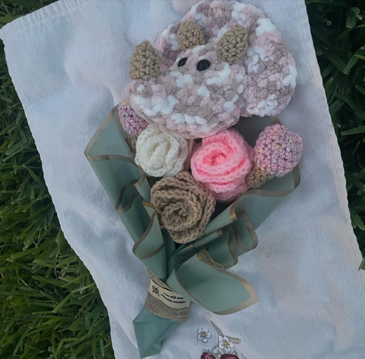 sam_crochets's tweet photo. Some crocheted flowers handmade by me over the past year <3 https://t.co/zlptBwHWwL