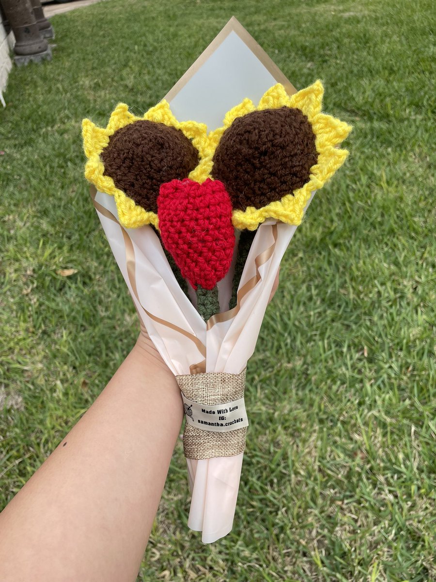 sam_crochets's tweet photo. Some crocheted flowers handmade by me over the past year <3 https://t.co/zlptBwHWwL