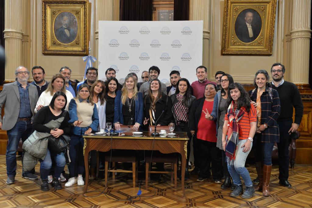 patriaeselotrok's tweet photo. 🌞🇦🇷 Las organizaciones nucleadas en La Patria es el Otro solicitamos una reunión que se concretó en el día de ayer con la compañera senadora @ditulliojuli , para expresarle nuestro firme apoyo al Proyecto de Ley de refuerzo de ingresos que impulsa.🧵1/3 https://t.co/P6Supr4eRa
