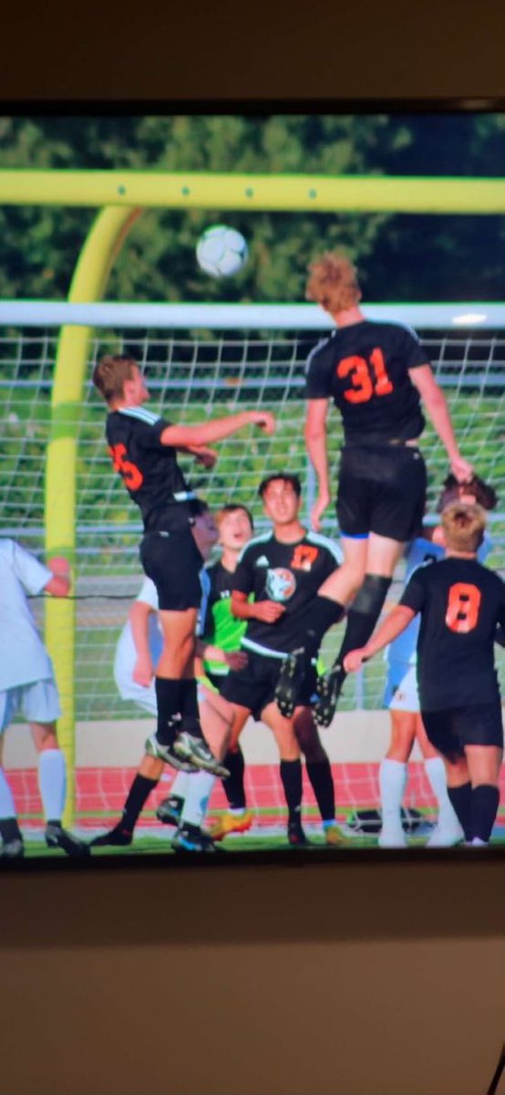 BraylenWilson31's tweet photo. When a basketball player plays soccer โฆ 2 set piece header goals today #31 #soccer #floppyfish #6ft7inchlife https://t.co/LvDWsgRPrQ