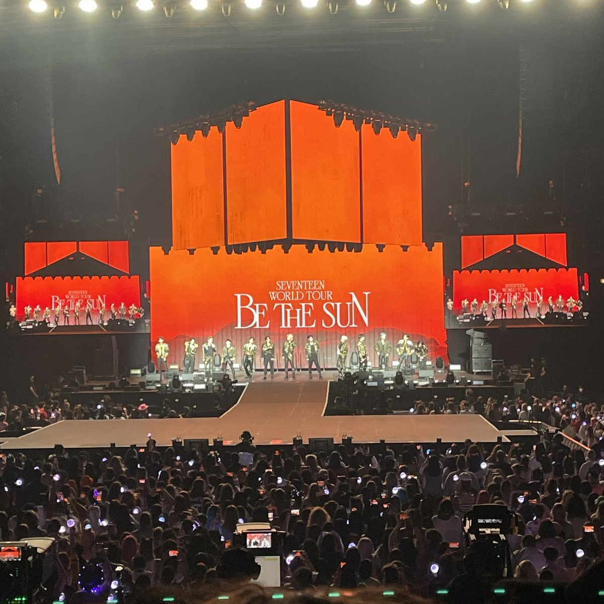 svthamster's tweet photo. OT13 IN CHICAGO..😭♡ https://t.co/2WMBmqiX4L