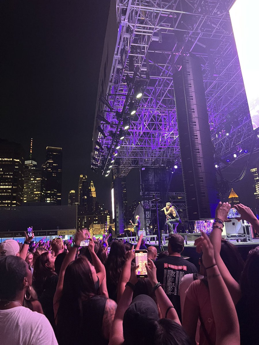 _backflipbob's tweet photo. I’m finally the tallest person in the crowd. https://t.co/zJJ1NMGEj0