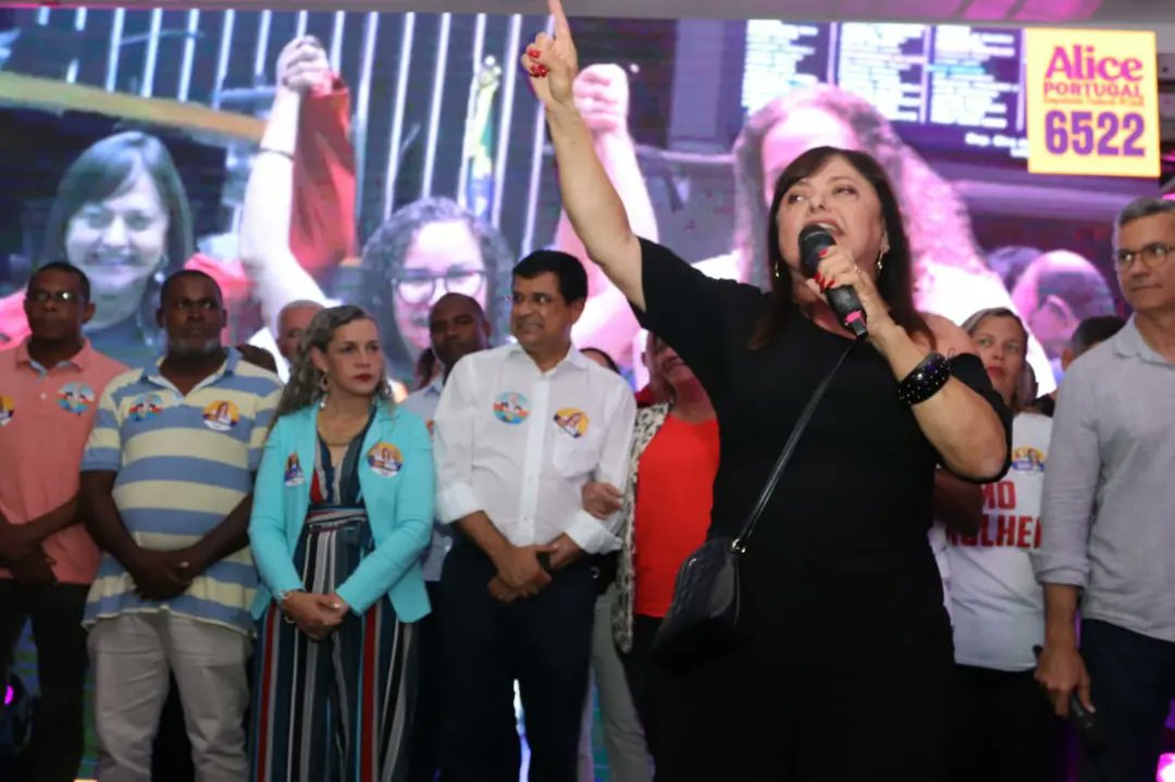 Davidson65's tweet photo. Agora é oficial! @Alice_Portugal deu início a campanha rumo à Câmara Federal.Em um belo encontro com amigos, militância e camaradas na Arena Fonte Nova, Alice reafirmou o seu compromisso de se manter firme na luta em defesa dos brasileiros e dos baianos. #eleicoes2022 #alice6522 https://t.co/MxiOHHodLh