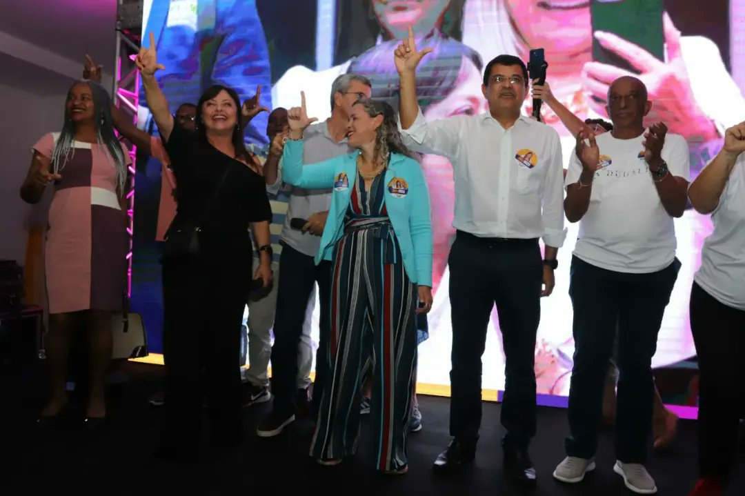 Davidson65's tweet photo. Agora é oficial! @Alice_Portugal deu início a campanha rumo à Câmara Federal.Em um belo encontro com amigos, militância e camaradas na Arena Fonte Nova, Alice reafirmou o seu compromisso de se manter firme na luta em defesa dos brasileiros e dos baianos. #eleicoes2022 #alice6522 https://t.co/MxiOHHodLh
