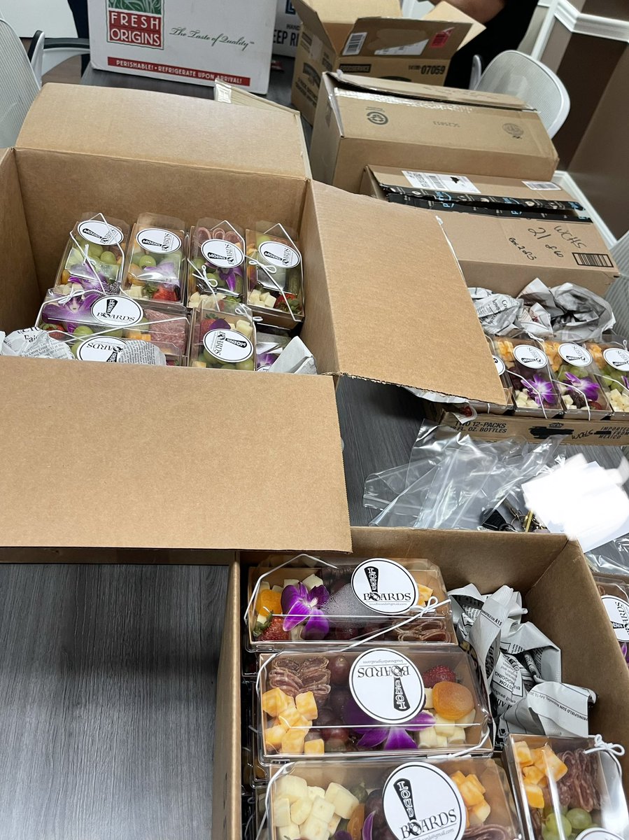 WCPSCommanders's tweet photo. 🤩📢SHOUT-OUT | 👏👏Thank you to Loud Boards for providing mini charcuterie snack boxes for our staff to celebrate Staff Opening Day! 🧀🍇🍬

#WCPride https://t.co/juLqdS6UNO