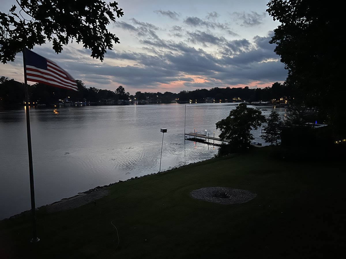 aisling_house's tweet photo. Twilight at the lake. https://t.co/5bXfT5yDnN