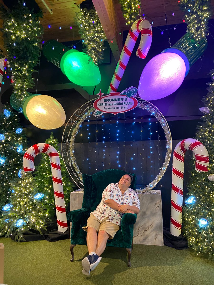 PresidentsVisit's tweet photo. Not all presents get wrapped 🎁🎄🌟❄️ #Bronners #Frankenmuth https://t.co/KiMJ2hpuGq